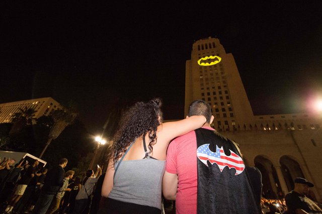 <p>Лос-Анджелес перетворили в Готем і покликали Бетмена, фото AFP</p>