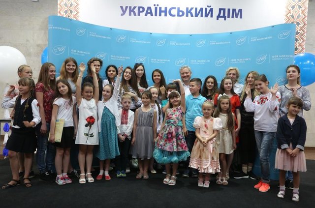 Игорь Янковский вместе с участниками и победителями V-го Всеукраинского конкурса детского рисунка 