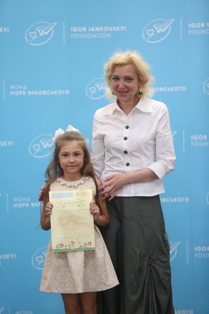 Наталья Полтавец и участница V-го Всеукраинского конкурса детского рисунка Амалия Пащенко