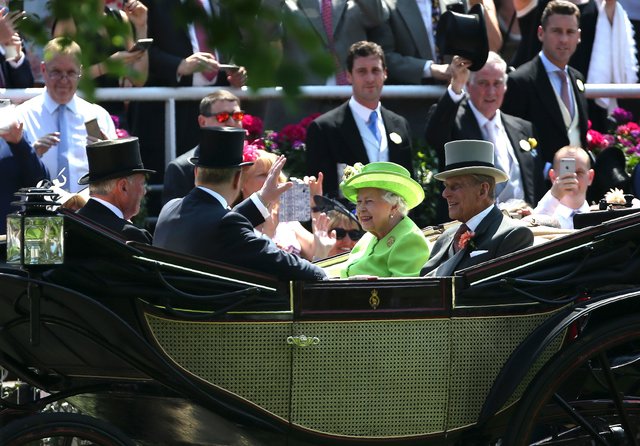 Королевская семья на скачках в Лондоне. Фото: AFP