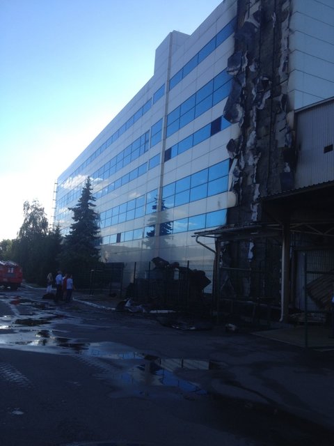 <p>Вогонь пошкодив 150 квадратних метрів обшивки будівлі. Фото: ДСНС Києва</p>