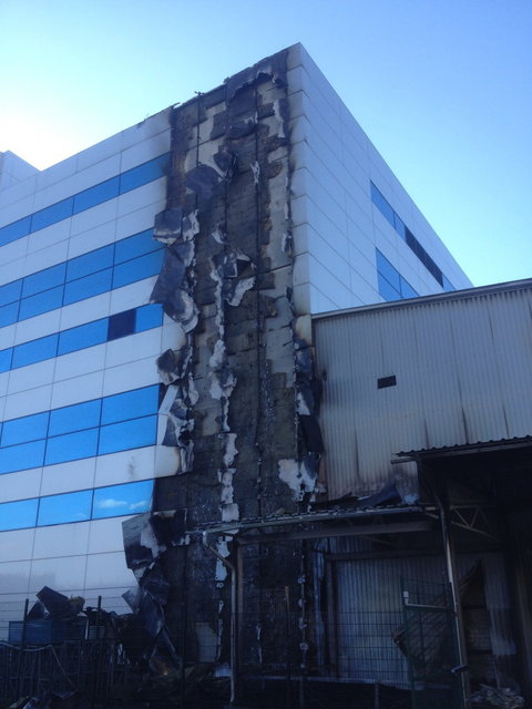 <p>Вогонь пошкодив 150 квадратних метрів обшивки будівлі. Фото: ДСНС Києва</p>