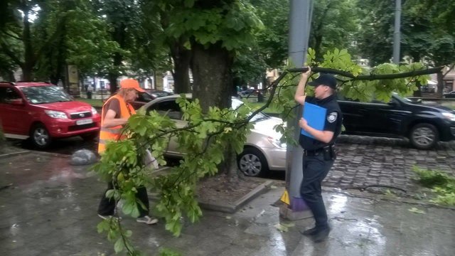 <p>Львів відходить після зливи. Фото: Варта-1, патрульна поліція Львова</p>