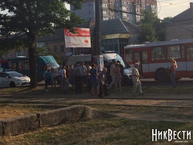 <p>Савченко в Миколаєві закидали яйцями, фото НікВесті</p>