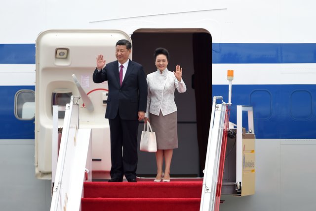 Председатель КНР Си Цзиньпин с супругой. Фото: AFP