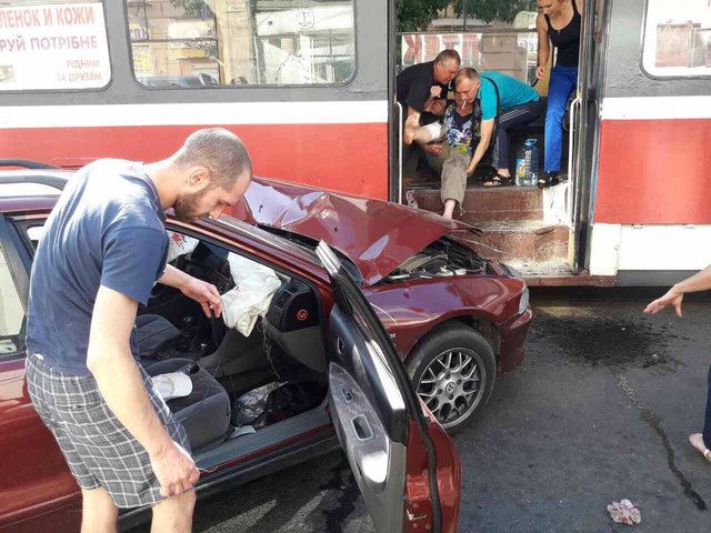 Иномарка влетела в трамвай. Фото: соцсети