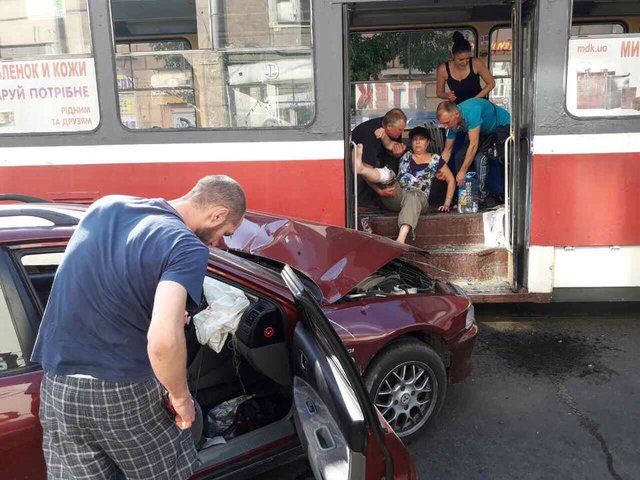 Иномарка влетела в трамвай. Фото: соцсети