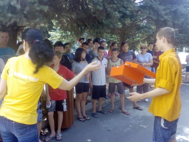 <p>Фонд Ріната Ахметова і ФК &laquo;Шахтар&raquo; подарували кросівки дітям з інтернату, фото fdu.org.ua</p>