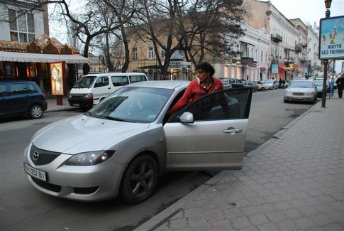 За рулем. В Одессе фигурист ездит на "Мазде", а в Америке — на "Тойоте", фото К. Диланян