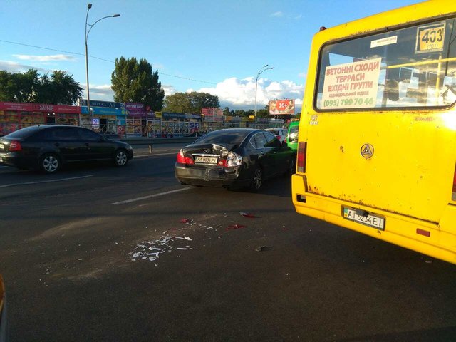В Киеве водитель маршрутки врезался в столб | Фото: Влад Антонов