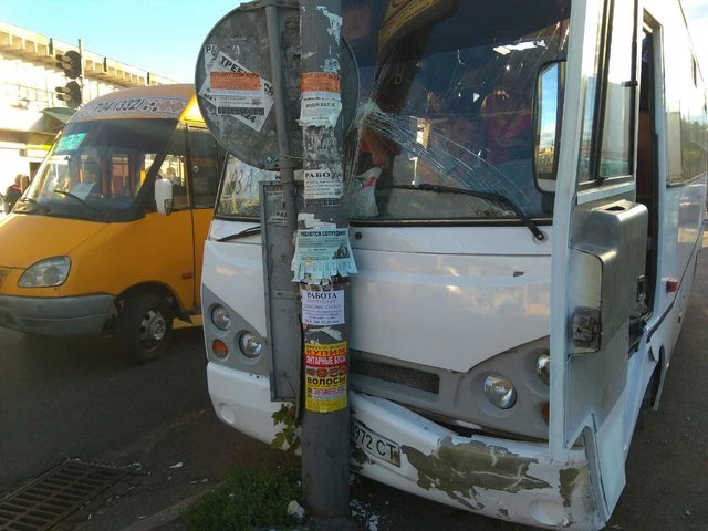 В Киеве водитель маршрутки врезался в столб | Фото: Влад Антонов