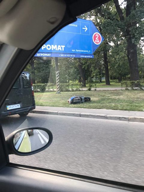 В Киеве мотороллер упал с моста | Фото: Влад Антонов