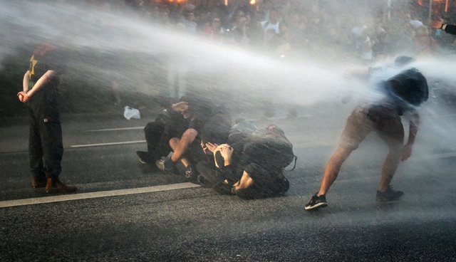 В Гамбурге произошли стычки между полицией и демонстрантами, фото AFP