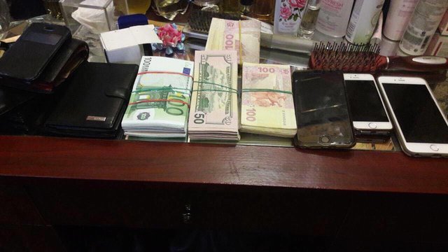 <p>У банди були вилучені наркотики, озброєння та гроші. Фото: Прокуратура Києва</p>