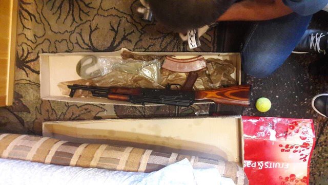 У банды изьяли наркотики, оружие и деньги. Фото: Прокуратура Киева