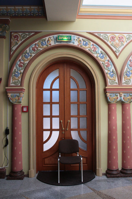 Парадный вход. Одна из дверей в сказку | Фото: Григорий Салай
