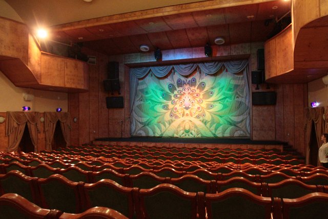 Великий зал. Розрахований на 300 глядачів з павичем на завісі | Фото: Григорій Салай