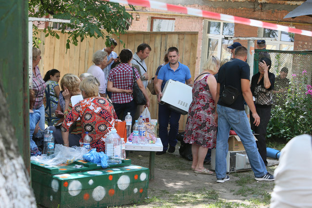 <p>Рятувальники допомагають потерпілим забирати речі</p> | Фото: Олександр Яремчук