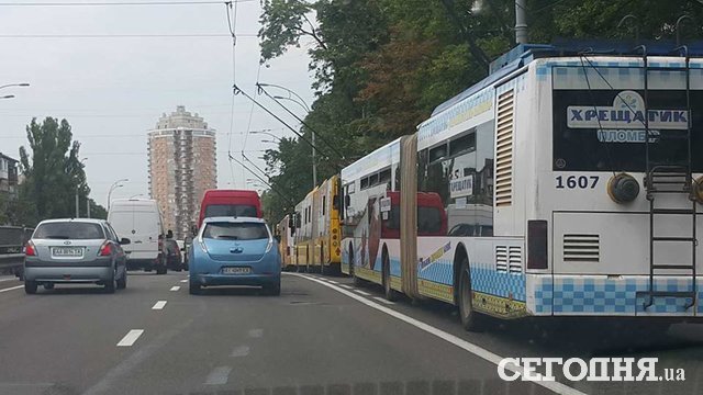В Киеве произошел обрыв контактной сети. Фото: Влад Антонов