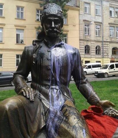 <p>Вандали зіпсували пам'ятник Кульчицькому, фото Zaxid.net</p>