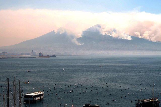В Италии горят склоны вулкана Везувий, фото AFP