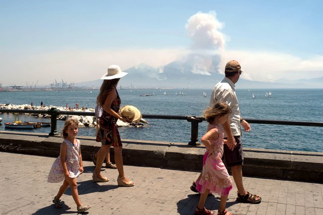 В Италии горят склоны вулкана Везувий, фото AFP