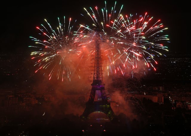 День взятия Бастилии отметили праздничными фейерверком, фото AFP