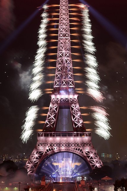 День взятия Бастилии отметили праздничными фейерверком, фото AFP