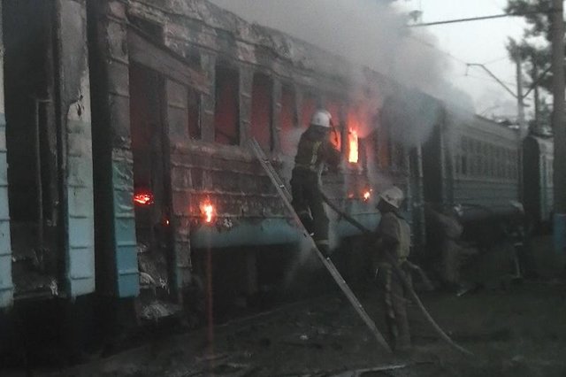 В Харькове горело депо. Фото: ГСЧС
