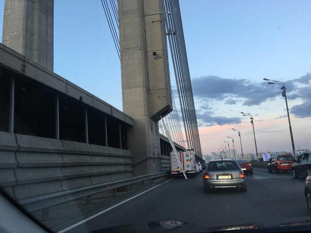 Искатели острых ощущений заблокировали движение по Южному мосту | Фото: Влад Антонов
