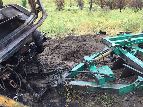 На Донбассе подорвался трактор. Фото: полиция