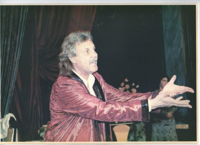 Владимир Пантелюк на сцене театра. Фото: dramteatr.if.ua