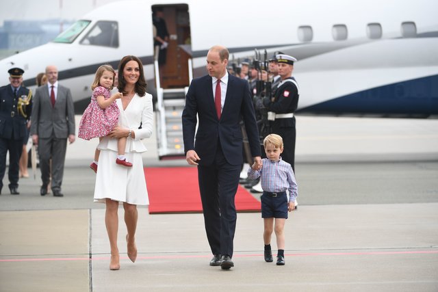 Кейт Миддлтон с супругом и детьми в Польше. Фото: AFP