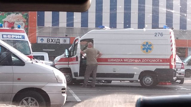 В Киеве на парковке торгового центра умер мужчина | Фото: Влад Антонов