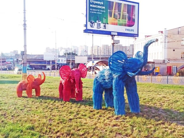 Слоны смонтированы на Демеевской площади