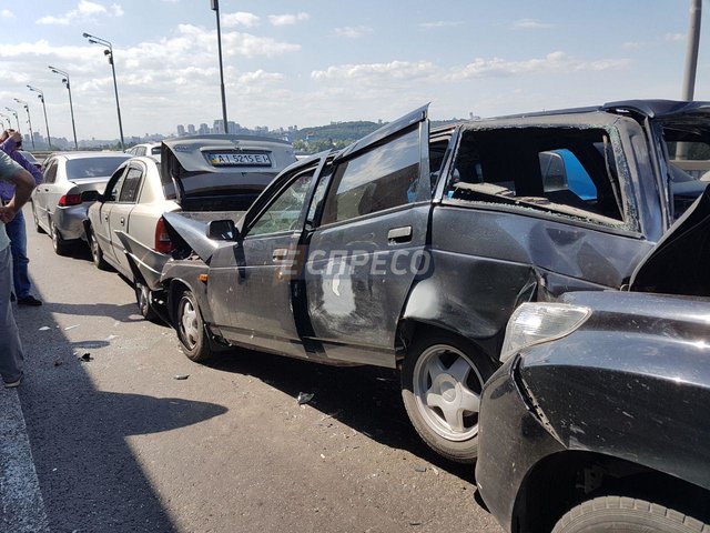 В результате аварии повреждены несколько машин. Фото: "Эспрессо"