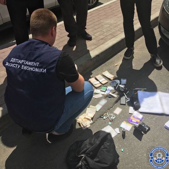 На взятке 260 тысяч задержаны двое чиновников ГФС, фото пресс-служба Департамента защиты экономики Национальной полиции Украины/Facebook