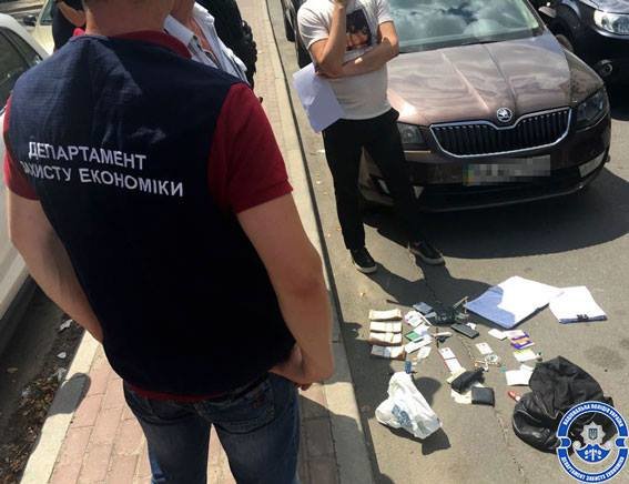 На взятке 260 тысяч задержаны двое чиновников ГФС, фото пресс-служба Департамента защиты экономики Национальной полиции Украины/Facebook