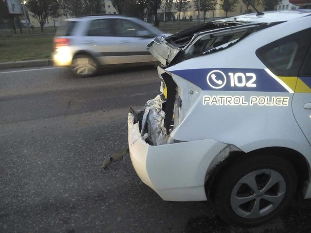 <p>У Києві неуважний водій вантажівки знищив поліцейський Toyota Prius, фото Роман</p>