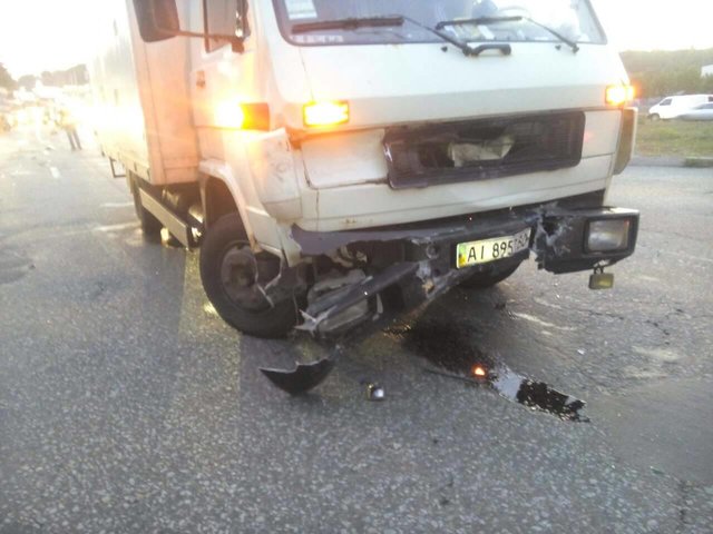 В Киеве невнимательный водитель грузовика уничтожил полицейский Toyota Prius, фото Роман