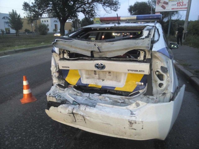 В Киеве невнимательный водитель грузовика уничтожил полицейский Toyota Prius, фото Роман