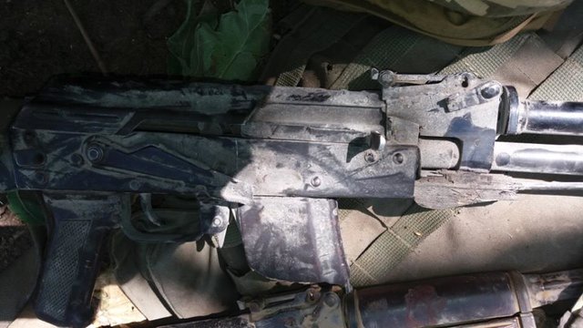 <p>Бойовики кинули на полі бою зброю. Фото: прес-центр Штабу військової операції на Донбасі</p>