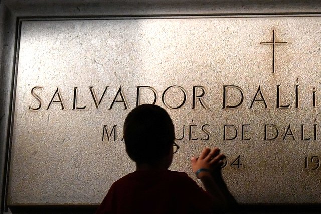 <p>Ексгумація Сальвадора Далі.&nbsp;Фото: AFP</p>