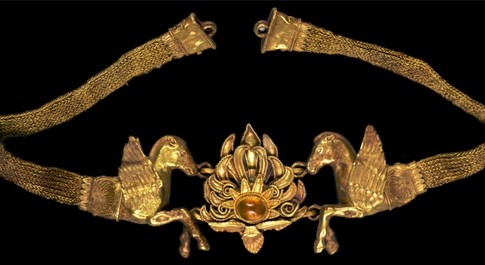 Золотая диадема с туловищами мифических крылатых коней-пегасов, 3-4 век до нашей эры<br />
