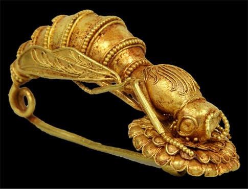Золотая греческая заколка для волос в виде пчелы, датируется 4 веком до нашей эры<br />
