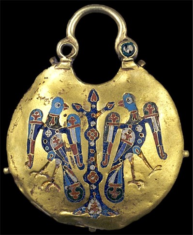 Височная серьга из золота, покрытая сотовой эмалью, Киевская Русь, 12-13 век<br />
