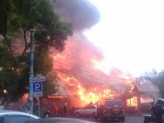 <p>На "Ланжероні" горить ресторан &laquo;Хуторок&raquo;. Фото: &laquo;Одеський форум&raquo;, &laquo;Південний кур'єр&raquo;, Michelle Armand, Думська</p>