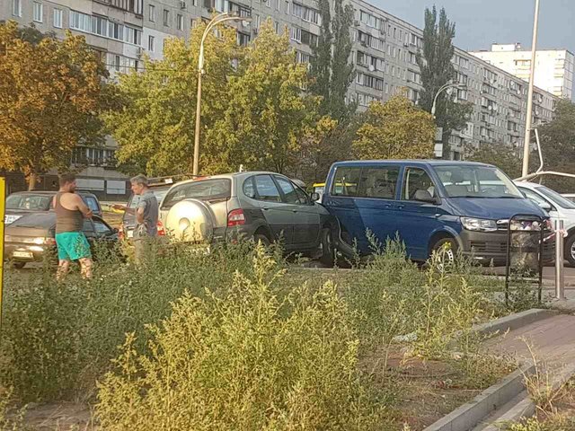 В Киеве у торгового центра водитель протаранил столб | Фото: Влад Антонов