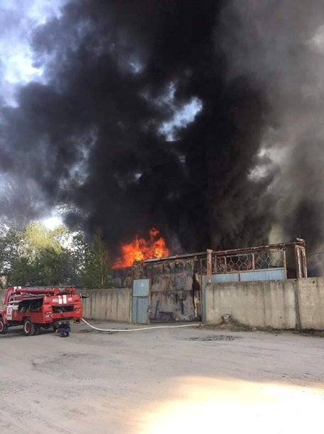 На Харьковщине горят склады, фото пресс-служба ГСЧС Украины