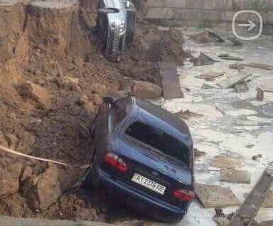 В Киеве после ливня три авто ушли под землю | Фото: Влад Антонов